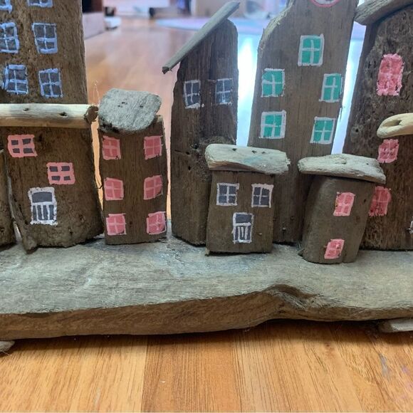 Driftwood house decorative display - Picture 4 of 5